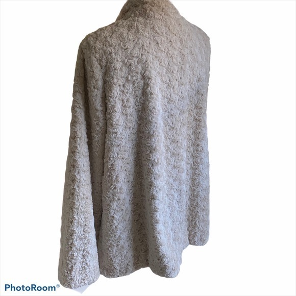 ❄️❄️COZY FAUX FUR COAT❄️❄️ - Picture 10 of 12